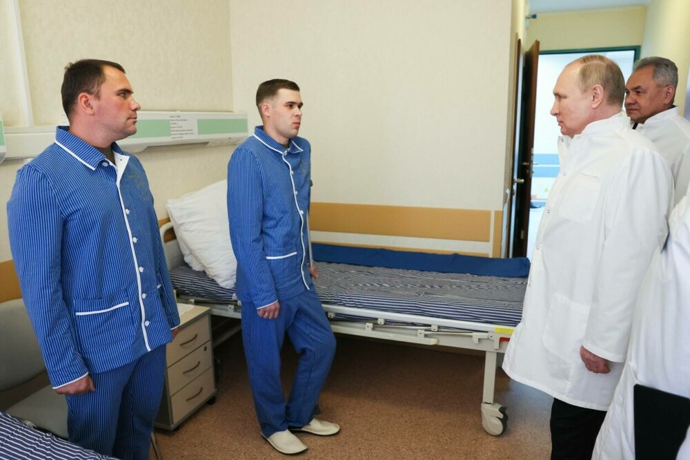 Putin a mers pentru prima oară în spital, la militarii ruşi răniţi în Ucraina. GALERIE FOTO - Imaginea 2