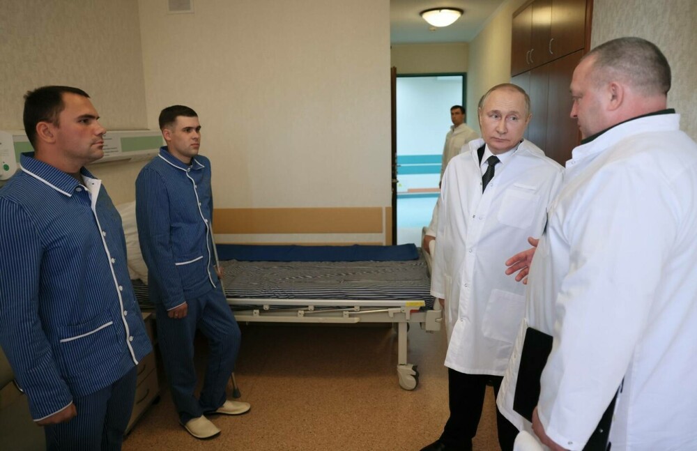 Putin a mers pentru prima oară în spital, la militarii ruşi răniţi în Ucraina. GALERIE FOTO - Imaginea 1