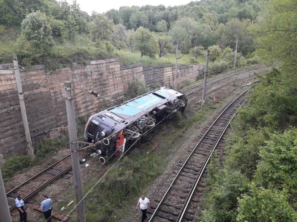Locomotivă răsturnată pe calea ferată în județul Hunedoara. Mecanicul a fost transportat la spital - Imaginea 1