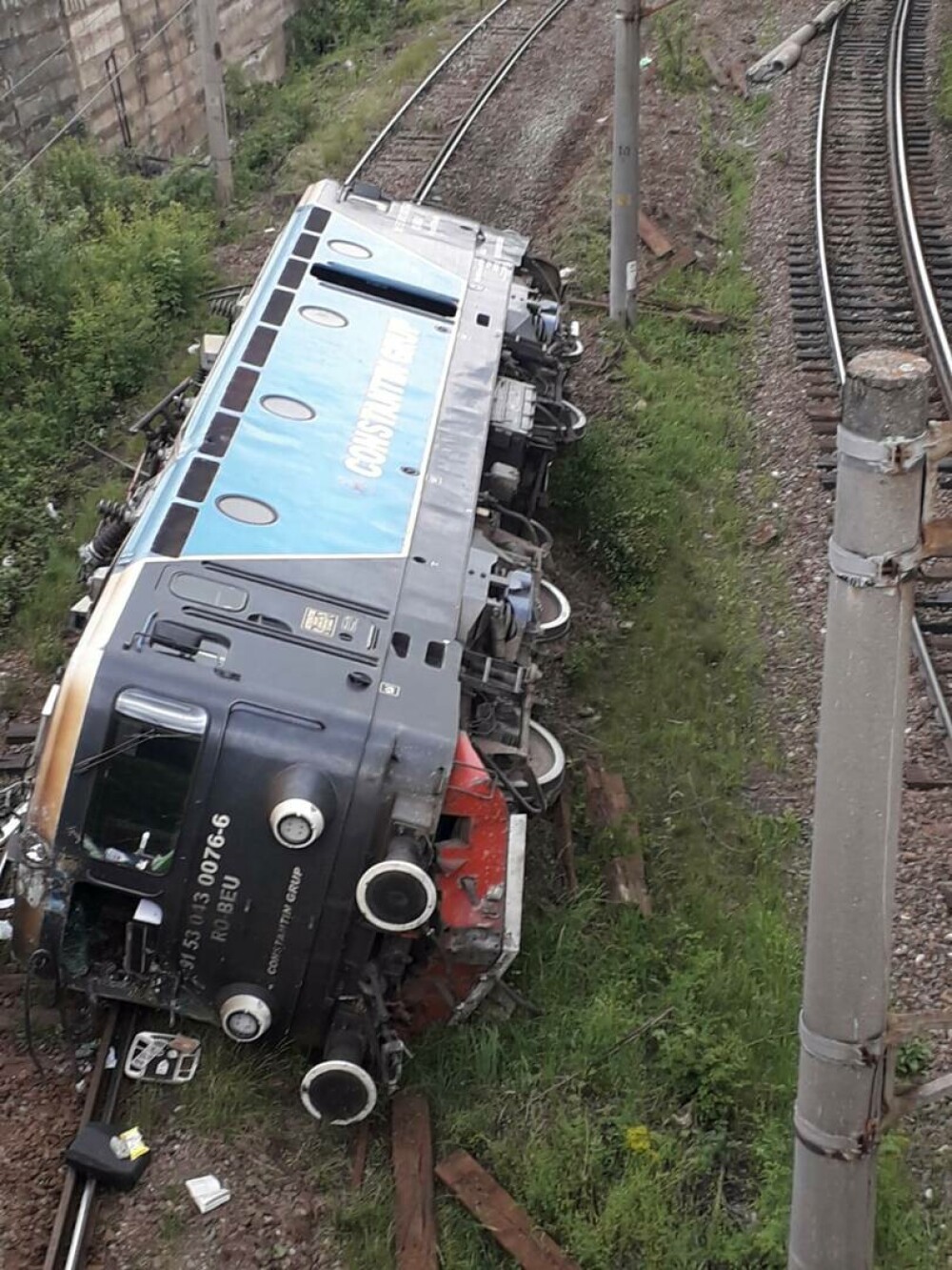 Locomotivă răsturnată pe calea ferată în județul Hunedoara. Mecanicul a fost transportat la spital - Imaginea 2