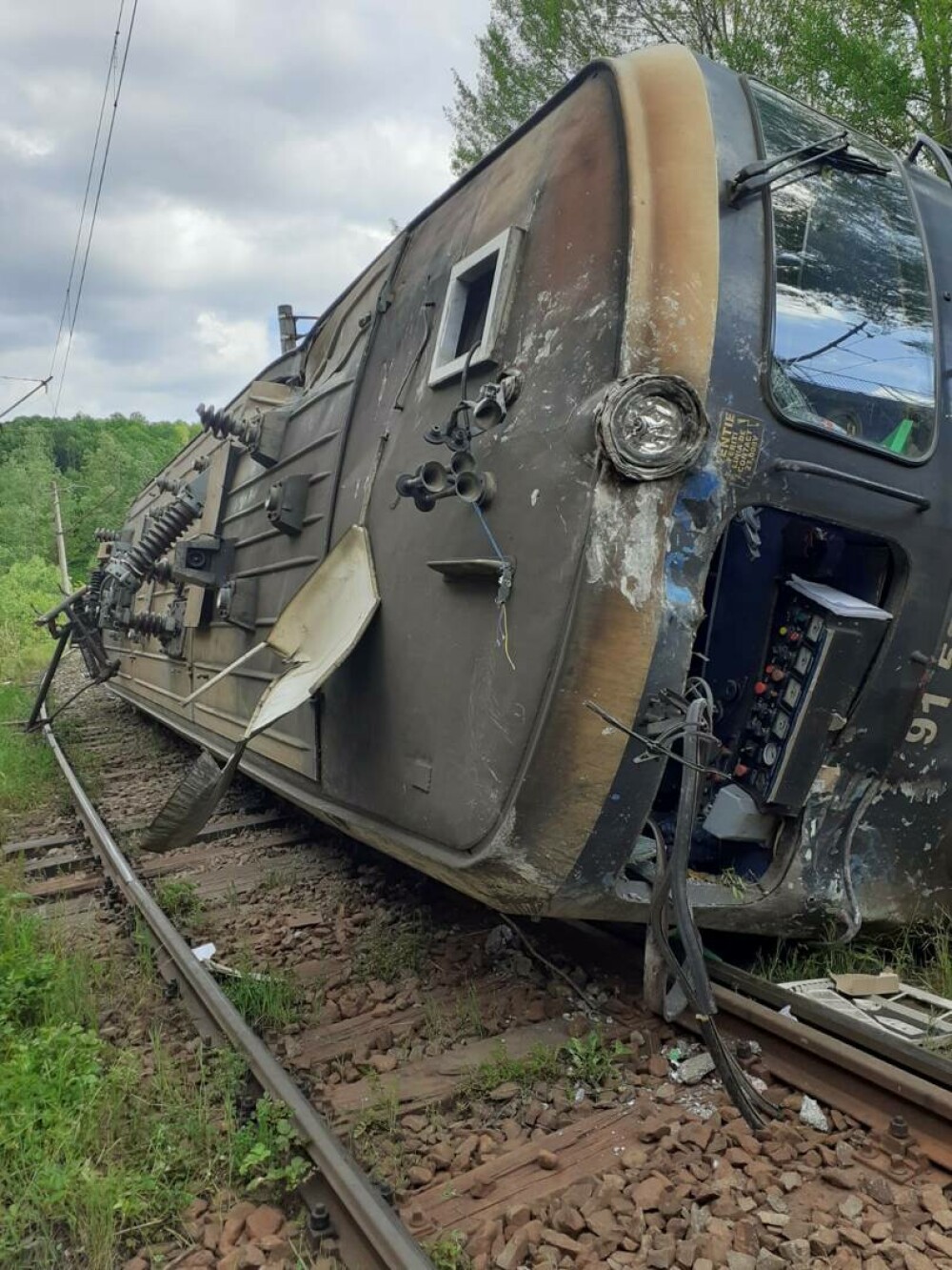 Locomotivă răsturnată pe calea ferată în județul Hunedoara. Mecanicul a fost transportat la spital - Imaginea 3
