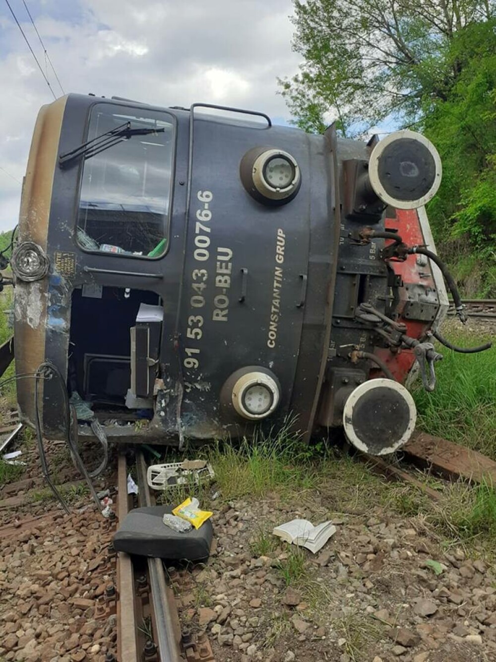 Locomotivă răsturnată pe calea ferată în județul Hunedoara. Mecanicul a fost transportat la spital - Imaginea 4