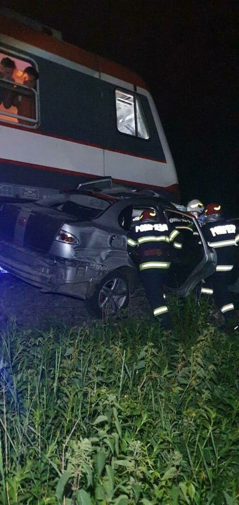 Un tânăr de 19 ani a murit după ce a intrat cu mașina sub un tren. Alte două persoane s-au salvat - Imaginea 6