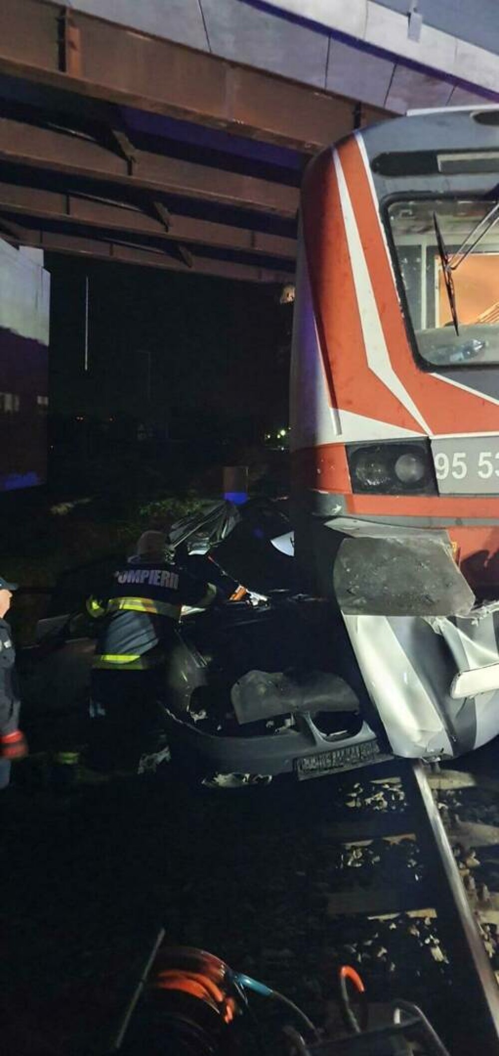 Un tânăr de 19 ani a murit după ce a intrat cu mașina sub un tren. Alte două persoane s-au salvat - Imaginea 3