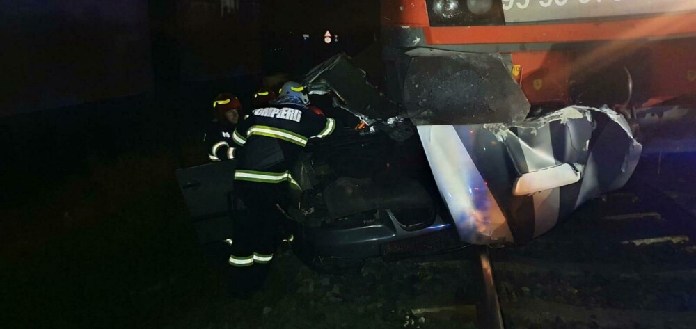 Un tânăr de 19 ani a murit după ce a intrat cu mașina sub un tren. Alte două persoane s-au salvat - Imaginea 2