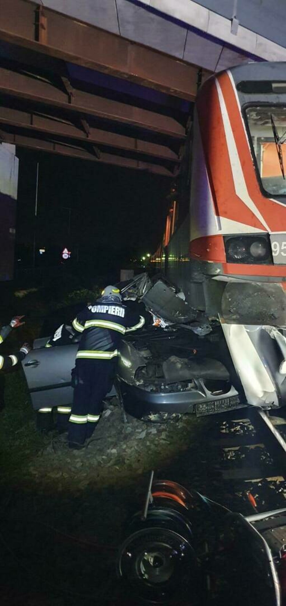Un tânăr de 19 ani a murit după ce a intrat cu mașina sub un tren. Alte două persoane s-au salvat - Imaginea 1