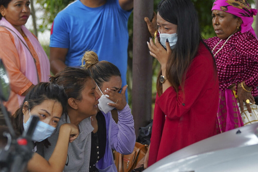 Un avion cu 22 de persoane la bord a dispărut de pe radare în Nepal. Familiile plâng de durere pe aeroport - Imaginea 2