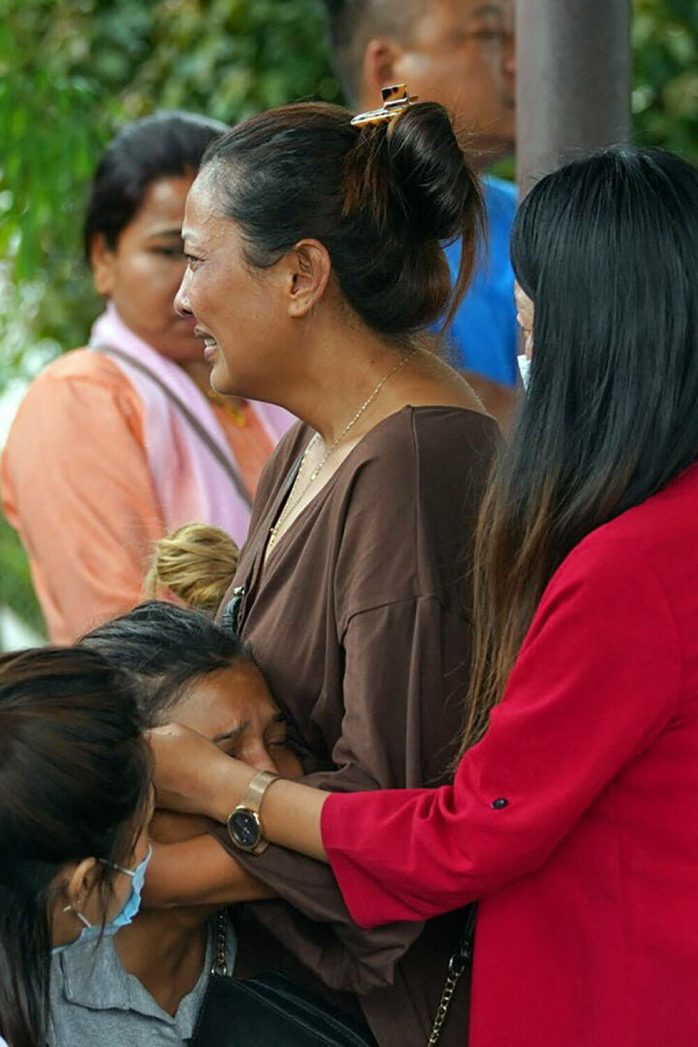 Un avion cu 22 de persoane la bord a dispărut de pe radare în Nepal. Familiile plâng de durere pe aeroport - Imaginea 4