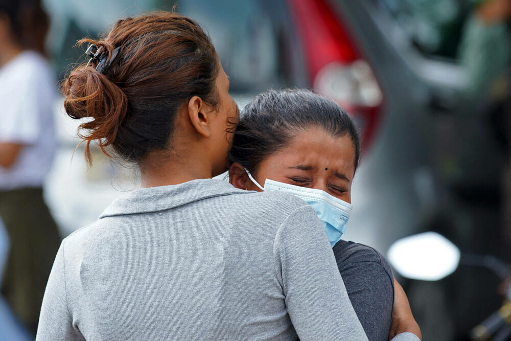 Un avion cu 22 de persoane la bord a dispărut de pe radare în Nepal. Familiile plâng de durere pe aeroport - Imaginea 5