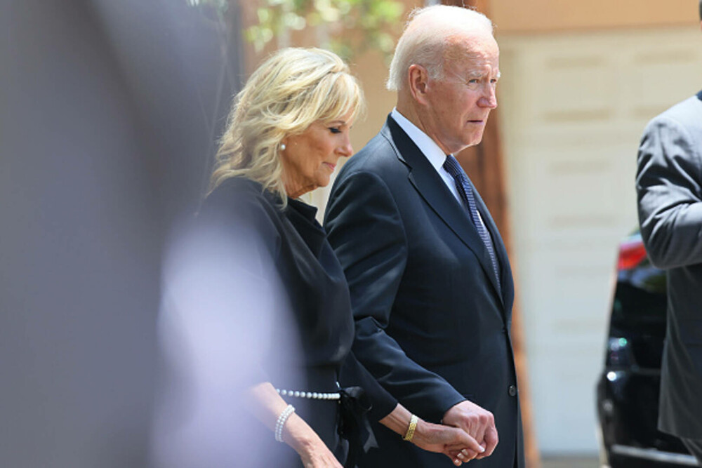 „Faceți ceva!”. Joe Biden, așteptat de părinții copiilor care au murit împușcați în școala din Texas. Reacția președintelui - Imaginea 2