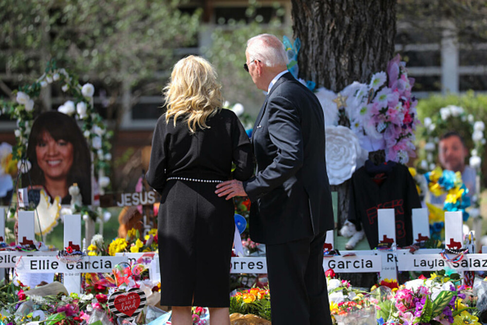 „Faceți ceva!”. Joe Biden, așteptat de părinții copiilor care au murit împușcați în școala din Texas. Reacția președintelui - Imaginea 10