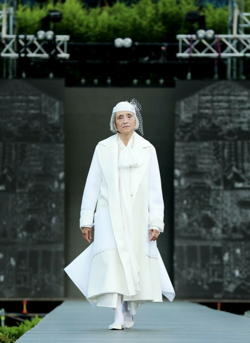 Povestea modelului în vârstă de 75 de ani care a defilat la Romanian Fashion Week. GALERIE FOTO - Imaginea 3