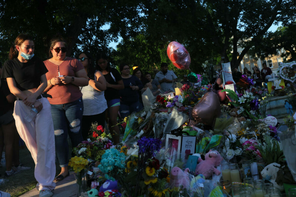 Un donator anonim va acoperi costurile de înmormântare pentru victimele atacului armat de la școala din Texas - Imaginea 2