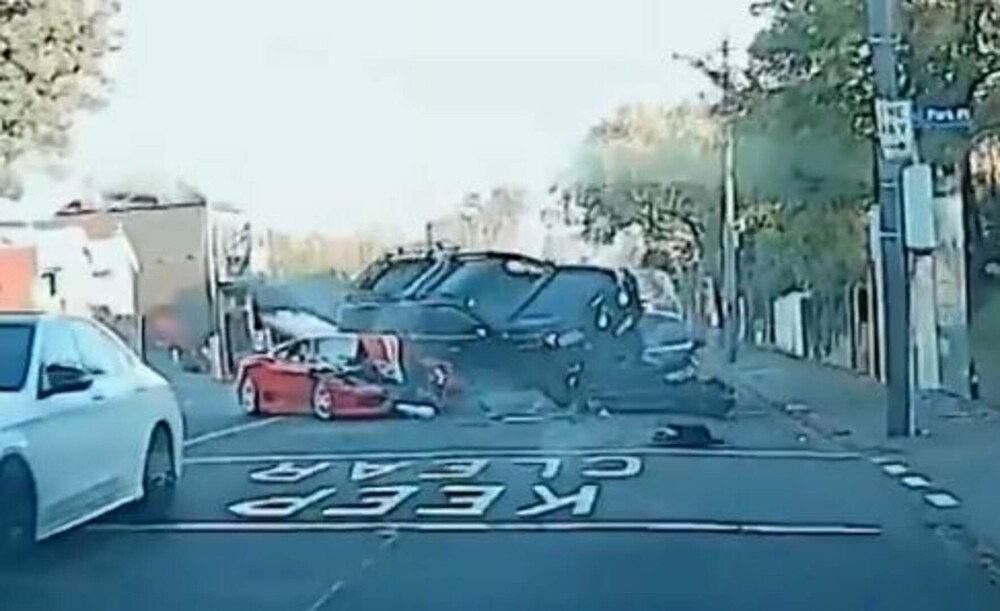 Momentul în care un Ferrari de 600.000 de dolari gonește pe străzi și se izbește de două mașini. VIDEO - Imaginea 1