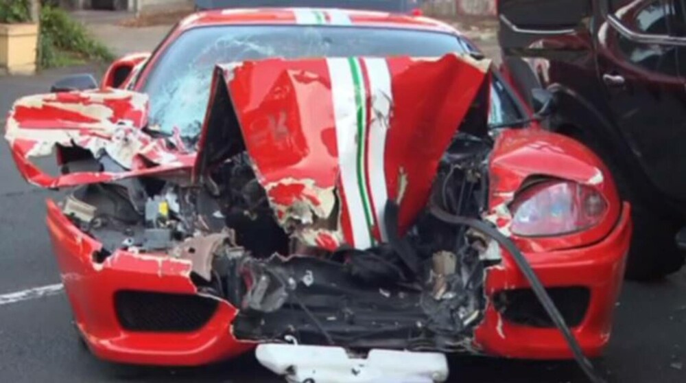 Momentul în care un Ferrari de 600.000 de dolari gonește pe străzi și se izbește de două mașini. VIDEO - Imaginea 2