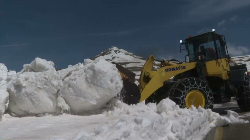 Drumarii au deszăpezit Transalpina în luna mai. Stratul de zăpadă măsoară un metru înălțime - Imaginea 1