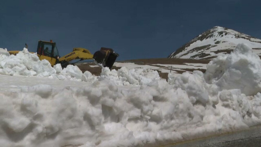 Drumarii au deszăpezit Transalpina în luna mai. Stratul de zăpadă măsoară un metru înălțime - Imaginea 2