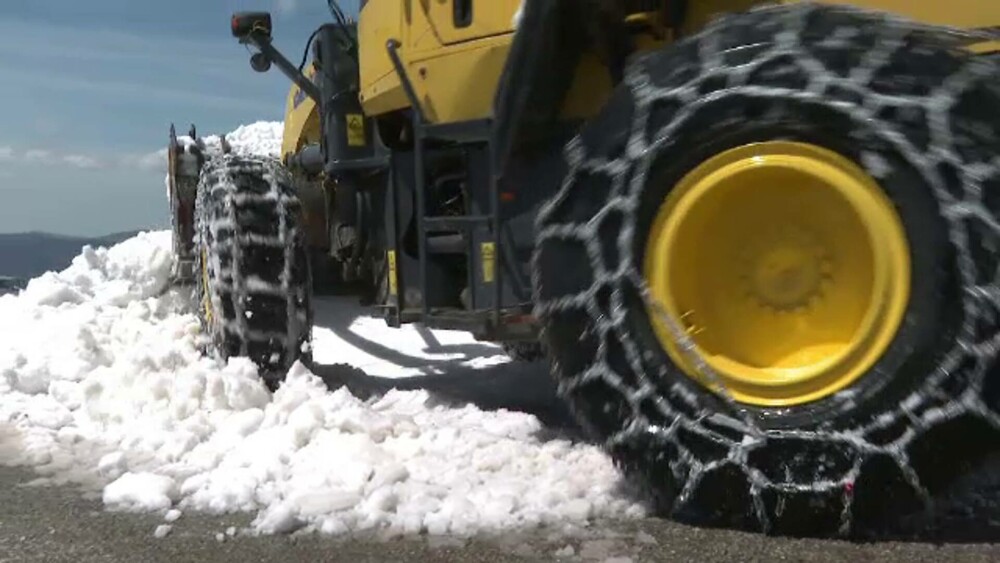 Drumarii au deszăpezit Transalpina în luna mai. Stratul de zăpadă măsoară un metru înălțime - Imaginea 3