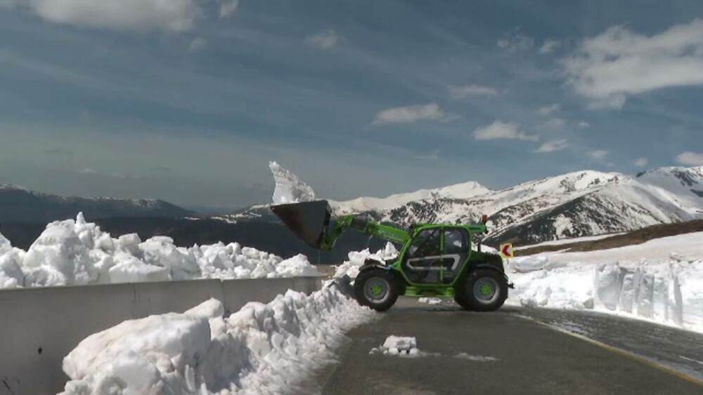 Drumarii au deszăpezit Transalpina în luna mai. Stratul de zăpadă măsoară un metru înălțime - Imaginea 4