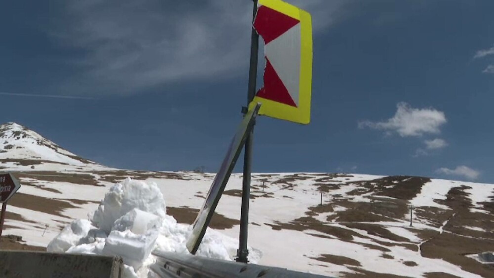 Drumarii au deszăpezit Transalpina în luna mai. Stratul de zăpadă măsoară un metru înălțime - Imaginea 5