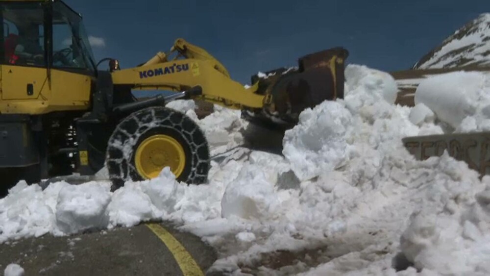Drumarii au deszăpezit Transalpina în luna mai. Stratul de zăpadă măsoară un metru înălțime - Imaginea 6