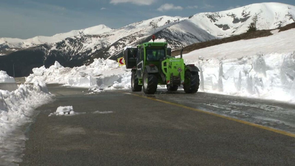 Drumarii au deszăpezit Transalpina în luna mai. Stratul de zăpadă măsoară un metru înălțime - Imaginea 7