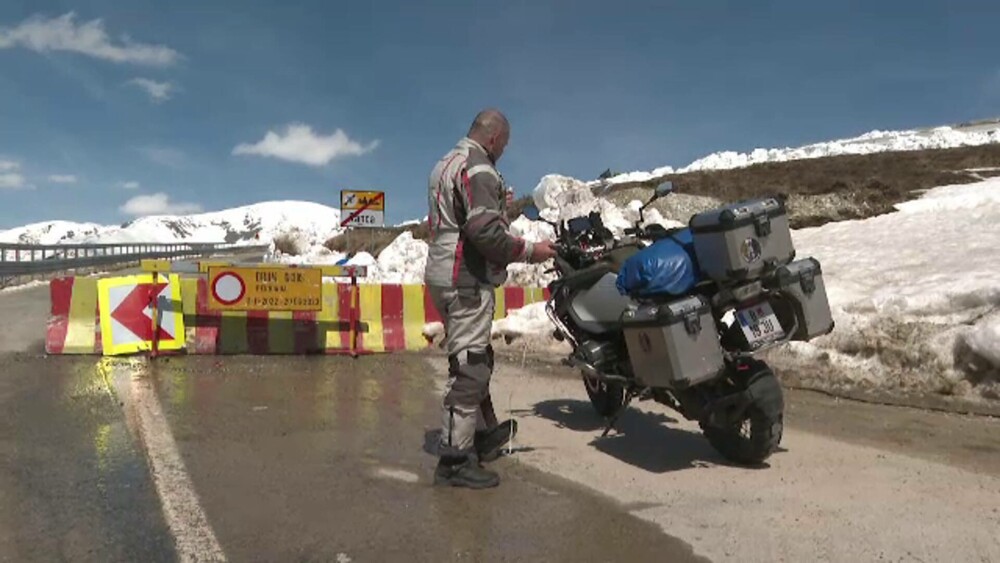 Drumarii au deszăpezit Transalpina în luna mai. Stratul de zăpadă măsoară un metru înălțime - Imaginea 8