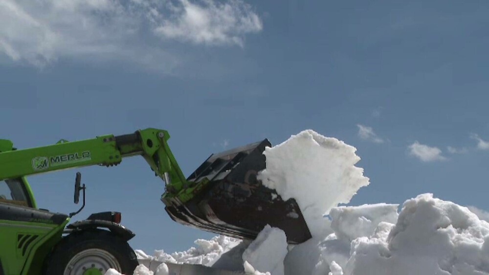 Drumarii au deszăpezit Transalpina în luna mai. Stratul de zăpadă măsoară un metru înălțime - Imaginea 9
