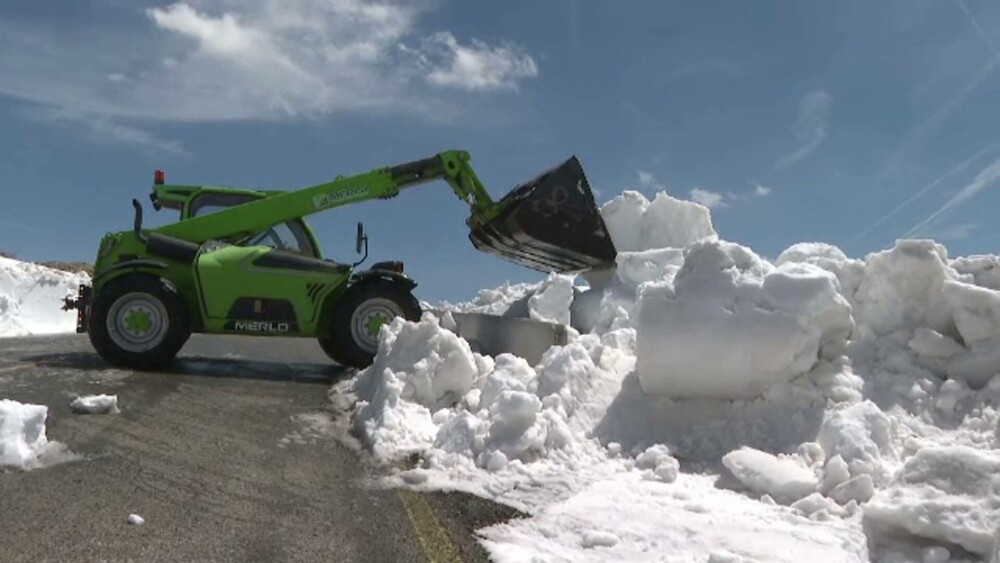 Drumarii au deszăpezit Transalpina în luna mai. Stratul de zăpadă măsoară un metru înălțime - Imaginea 10