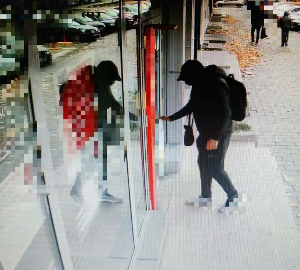 Percheziţii în Bucureşti la persoane care încărcau bancnote false în bancomate, „imposibil de detectat cu ochiul liber” - Imaginea 1