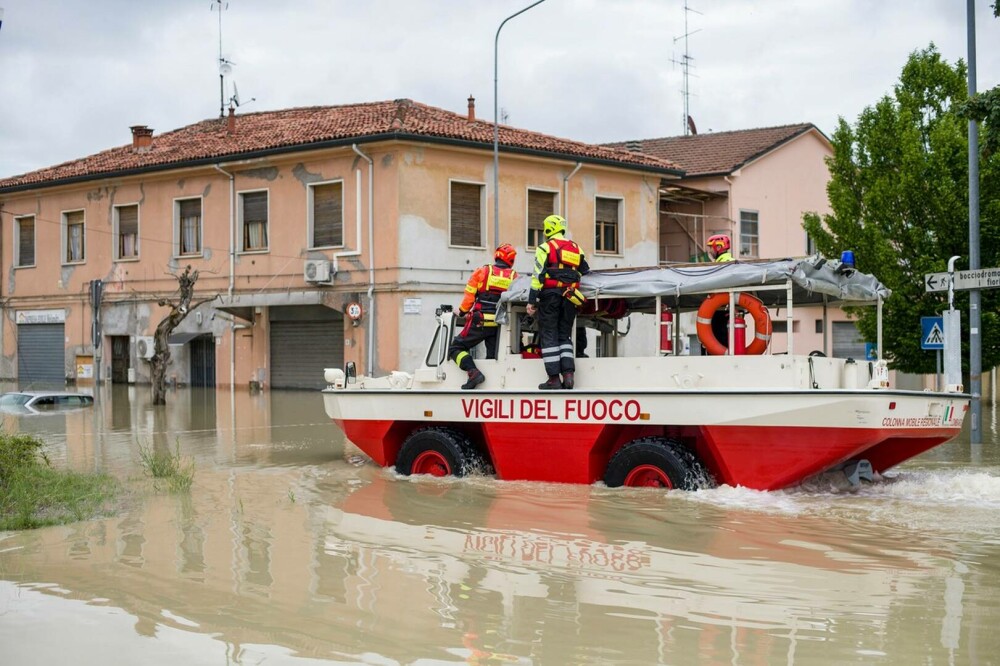 Nord-estul Italiei, lovit de inundații de amploare. Doi oameni au murit și cel puțin patru sunt dați dispăruți | VIDEO - Imaginea 11
