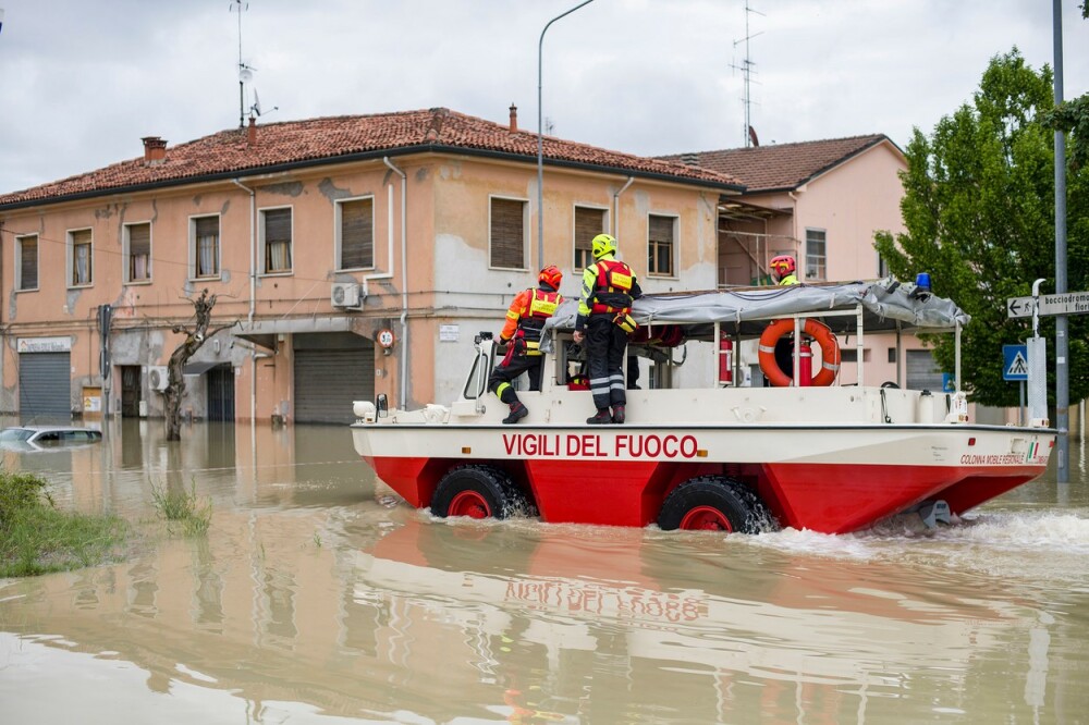 Nord-estul Italiei, lovit de inundații de amploare. Doi oameni au murit și cel puțin patru sunt dați dispăruți | VIDEO - Imaginea 11