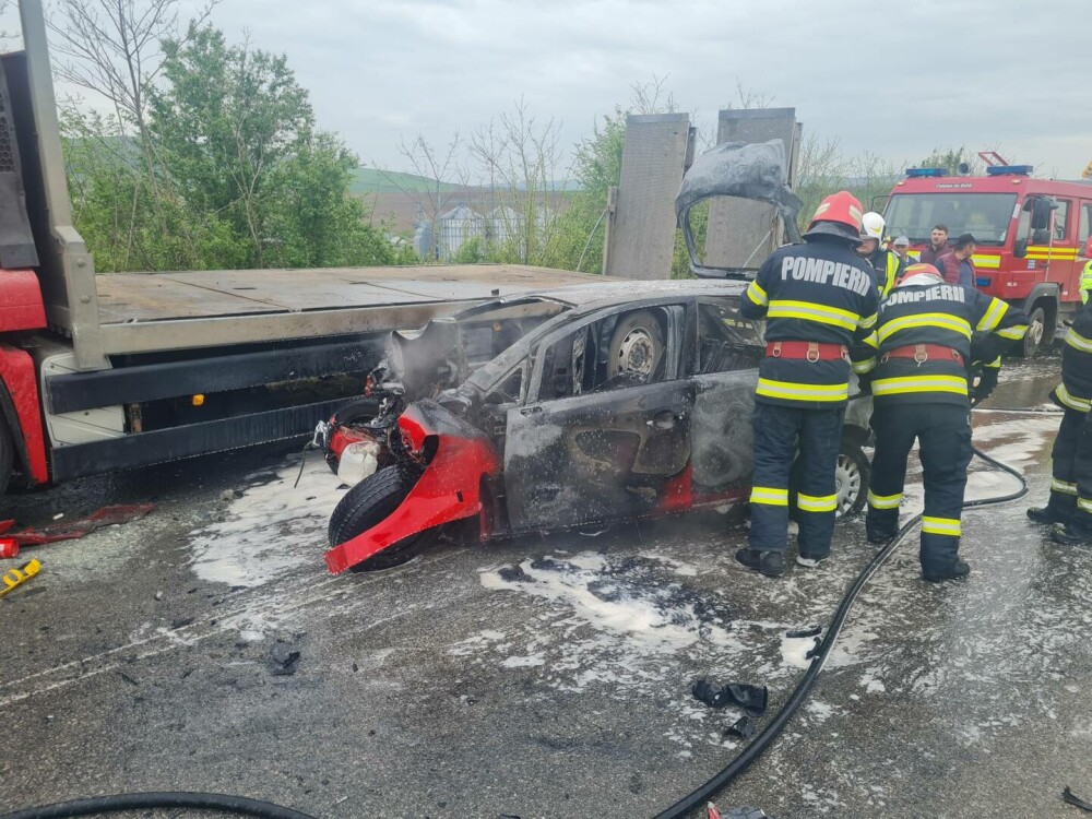 Accident cu un mort, în Alba. O mașină a luat foc și a ars complet, după impactul cu un TIR. FOTO - Imaginea 1