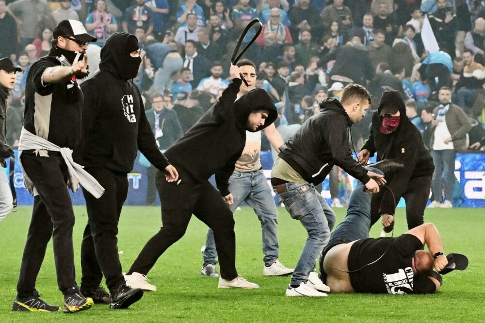 Sărbătoare cu focuri de armă în Italia, după ce Napoli a cucerit titlul în Serie A. Un tânăr a murit împușcat - Imaginea 8