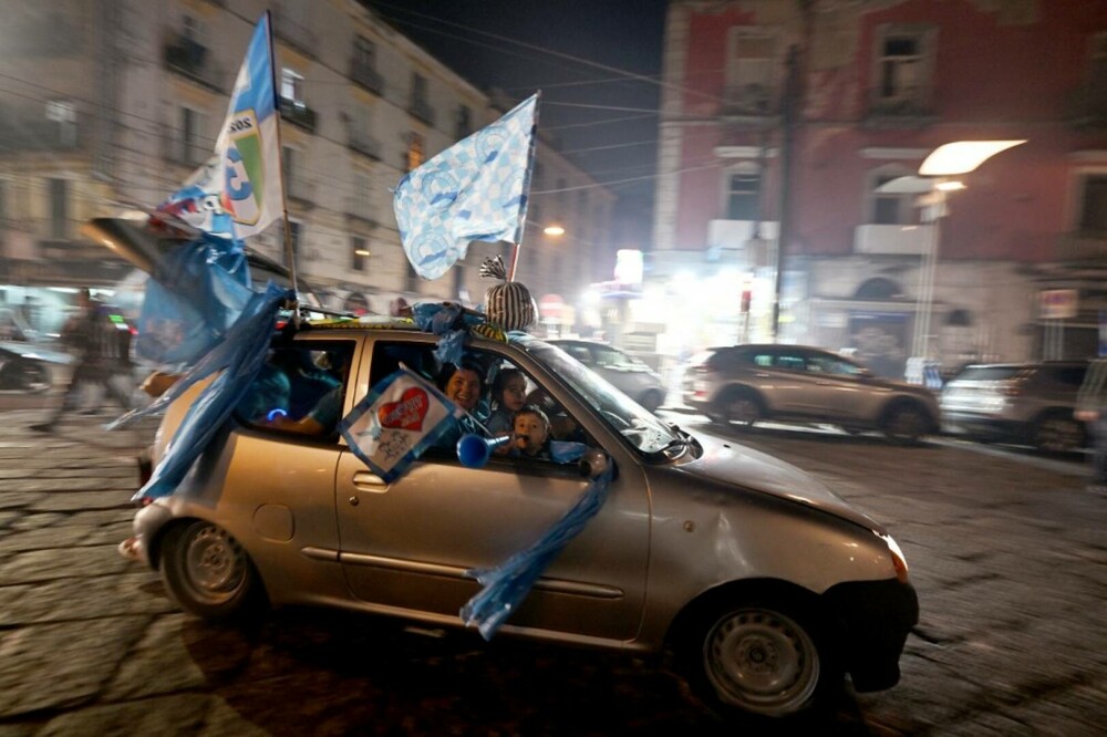 Sărbătoare cu focuri de armă în Italia, după ce Napoli a cucerit titlul în Serie A. Un tânăr a murit împușcat - Imaginea 14