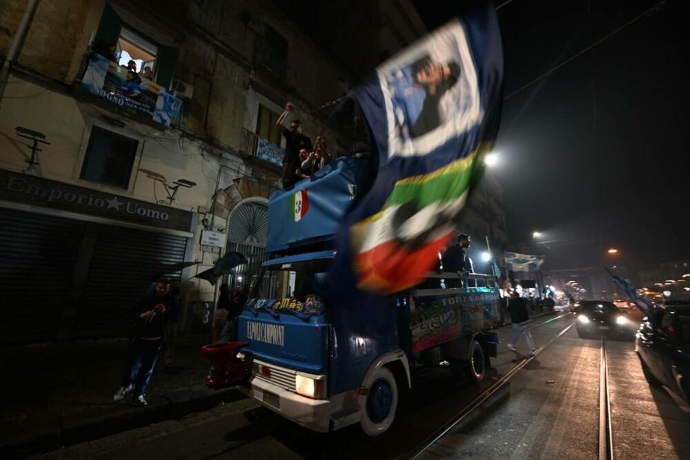 Sărbătoare cu focuri de armă în Italia, după ce Napoli a cucerit titlul în Serie A. Un tânăr a murit împușcat - Imaginea 15