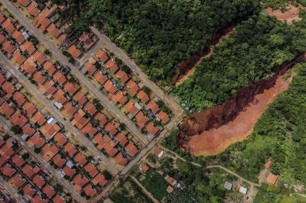 Orașul care a început să fie înghițit de pâmânt bucată cu bucată. Zeci de case au dispărut deja | GALERIE FOTO - Imaginea 7