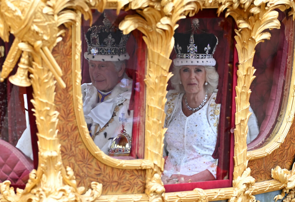 Ținuta controversată a Reginei Camilla de la încoronare. Este semnată de unul din designerii favoriți ai prințesei Diana FOTO - Imaginea 13