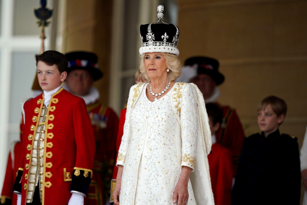 Ținuta controversată a Reginei Camilla de la încoronare. Este semnată de unul din designerii favoriți ai prințesei Diana FOTO - Imaginea 10
