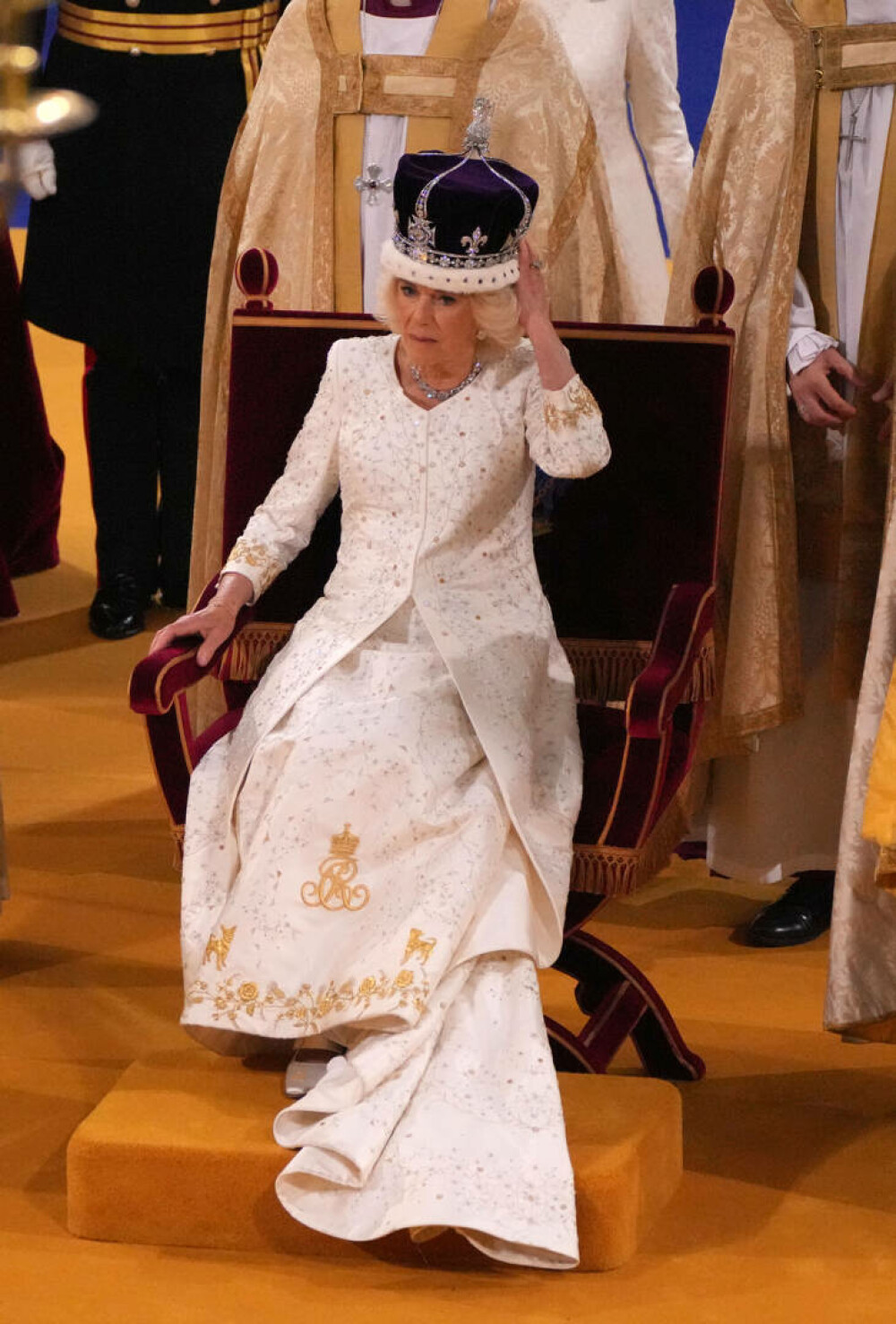 Ținuta controversată a Reginei Camilla de la încoronare. Este semnată de unul din designerii favoriți ai prințesei Diana FOTO - Imaginea 2