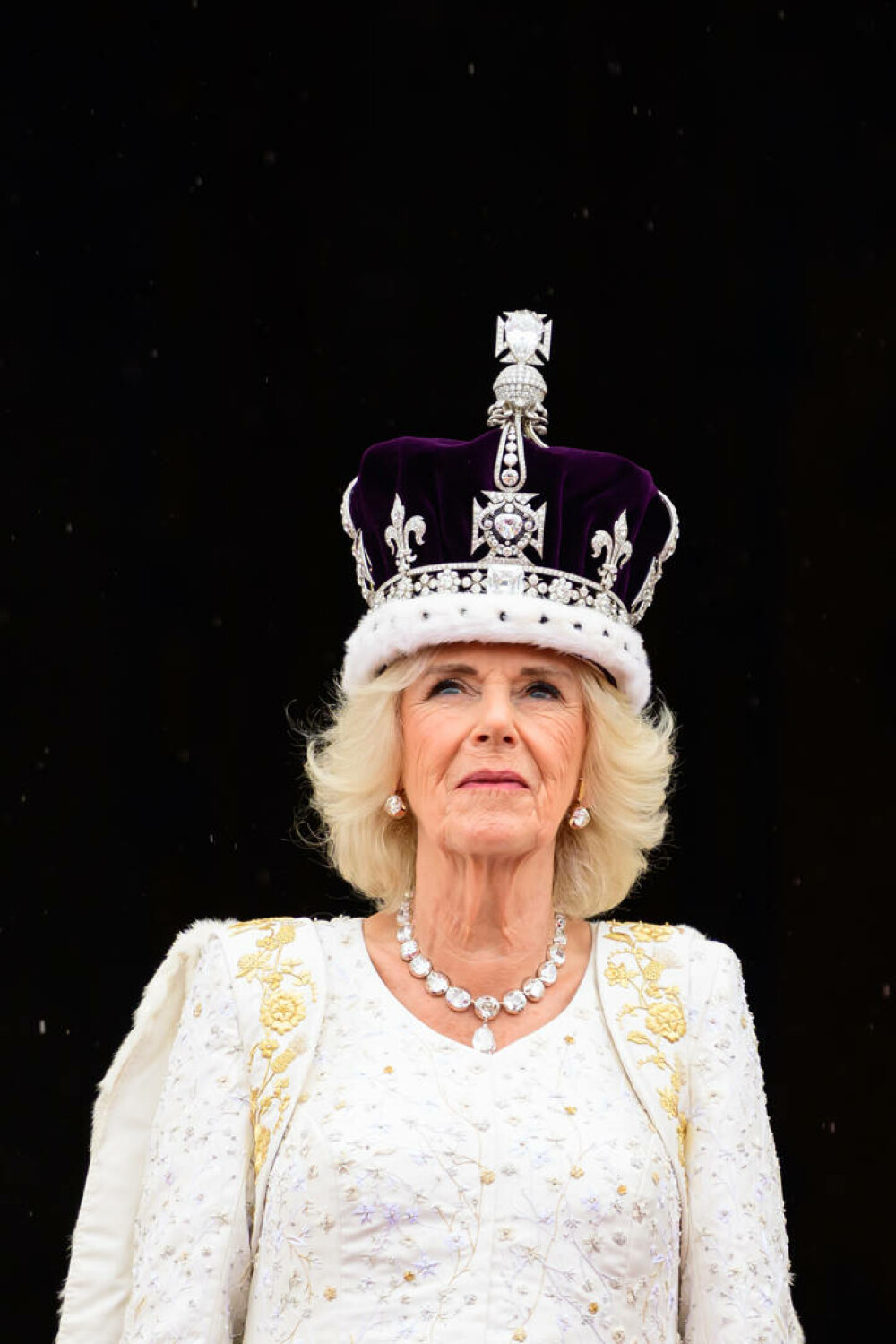 Ținuta controversată a Reginei Camilla de la încoronare. Este semnată de unul din designerii favoriți ai prințesei Diana FOTO - Imaginea 3