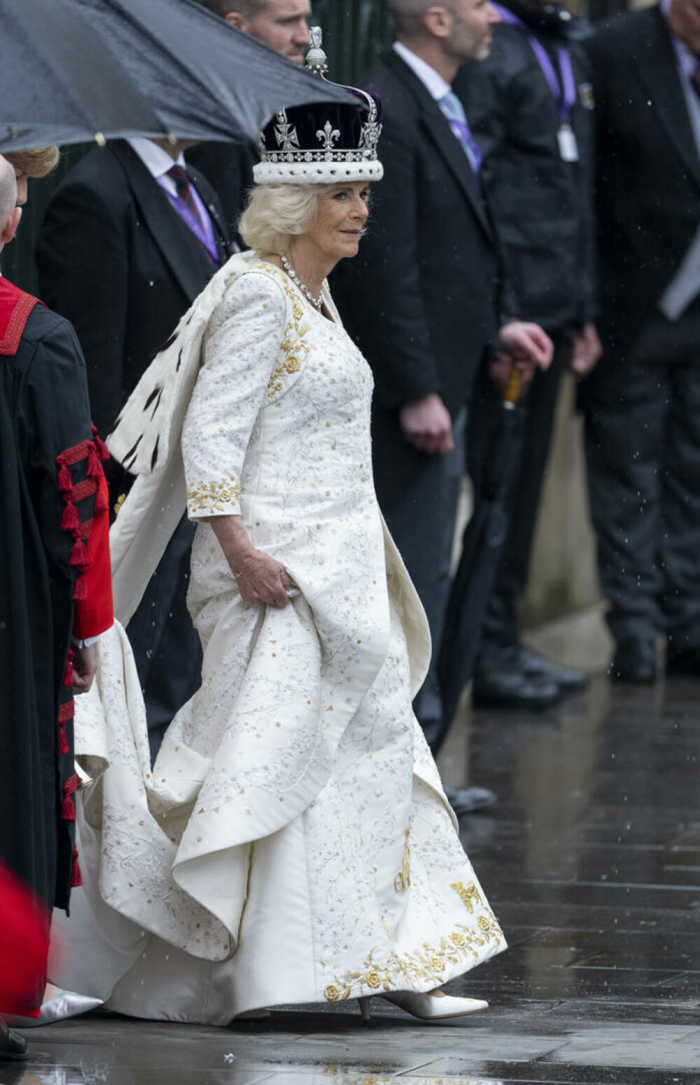 Ținuta controversată a Reginei Camilla de la încoronare. Este semnată de unul din designerii favoriți ai prințesei Diana FOTO - Imaginea 4