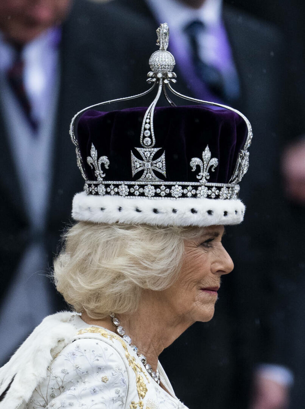 Ținuta controversată a Reginei Camilla de la încoronare. Este semnată de unul din designerii favoriți ai prințesei Diana FOTO - Imaginea 5