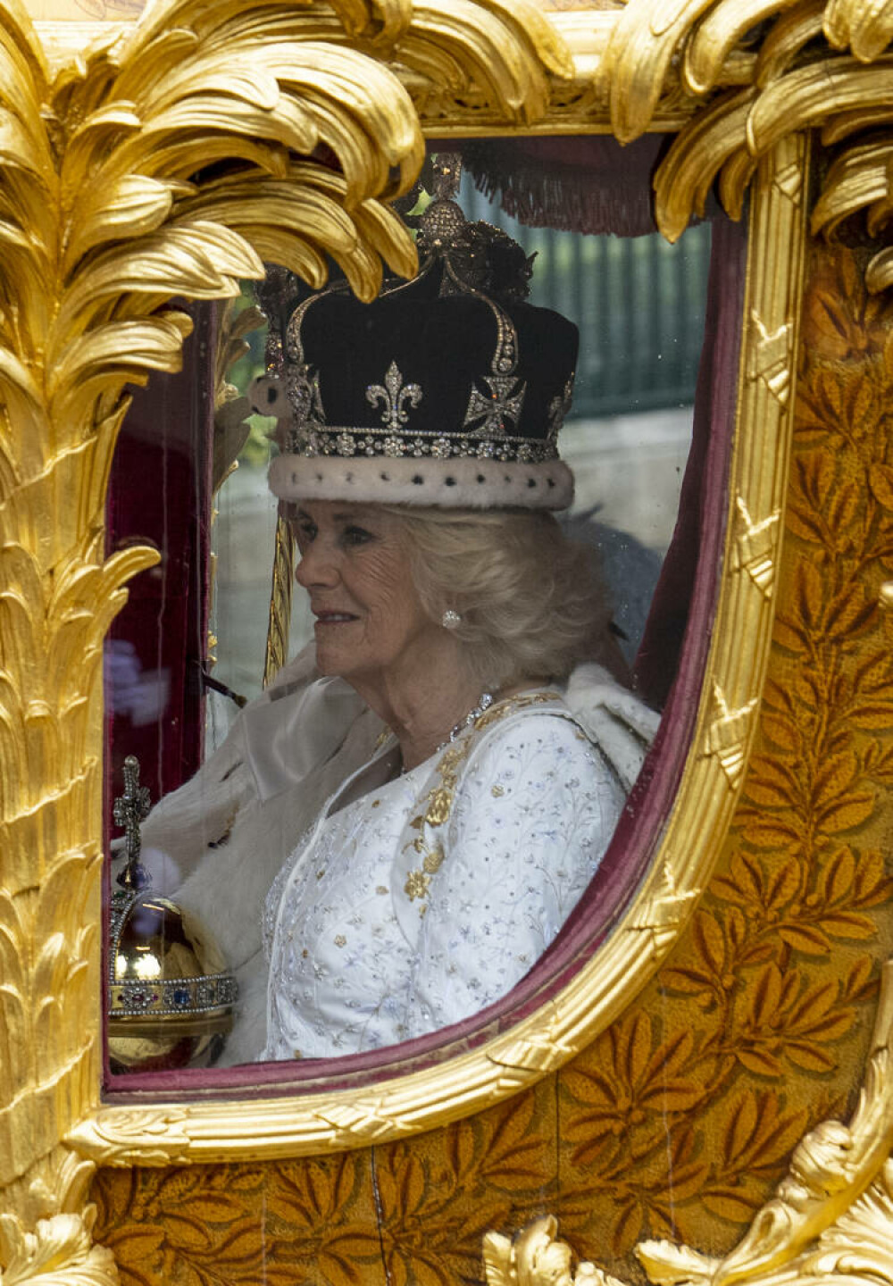 Ținuta controversată a Reginei Camilla de la încoronare. Este semnată de unul din designerii favoriți ai prințesei Diana FOTO - Imaginea 6