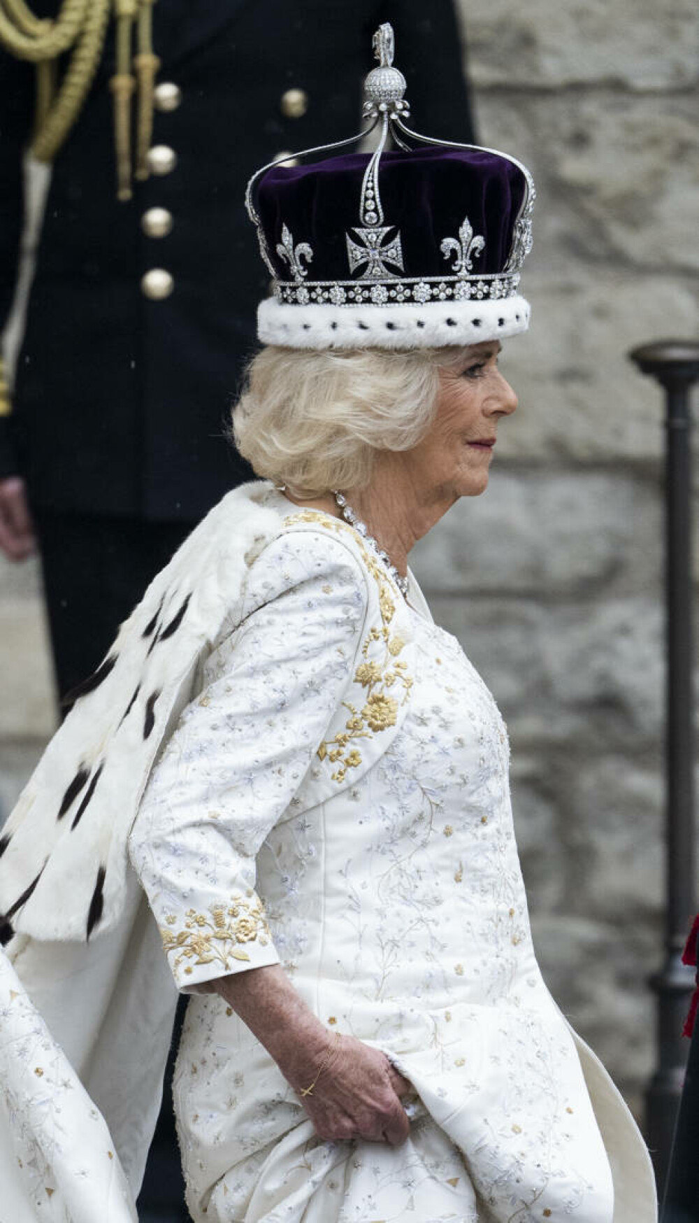 Ținuta controversată a Reginei Camilla de la încoronare. Este semnată de unul din designerii favoriți ai prințesei Diana FOTO - Imaginea 7