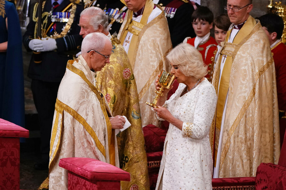Ținuta controversată a Reginei Camilla de la încoronare. Este semnată de unul din designerii favoriți ai prințesei Diana FOTO - Imaginea 9