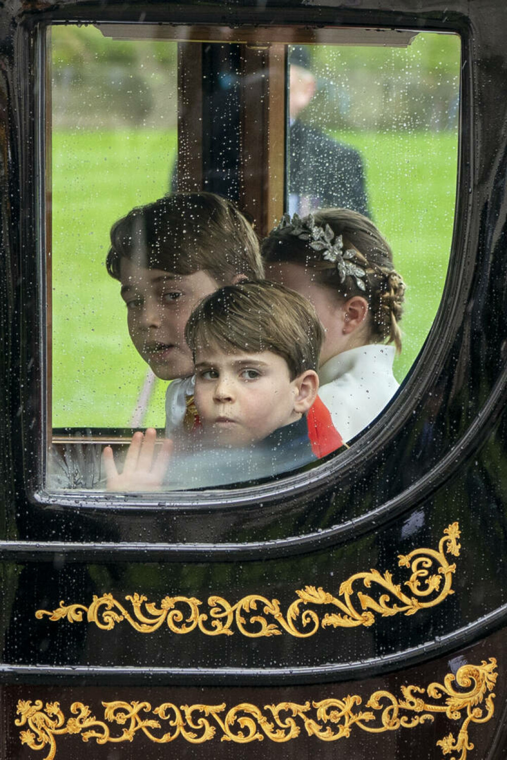 Prințul Louis a atras toate privirile la încoronarea bunicului său. Mezinul s-a măscărit în cele mai importante momente FOTO - Imaginea 11