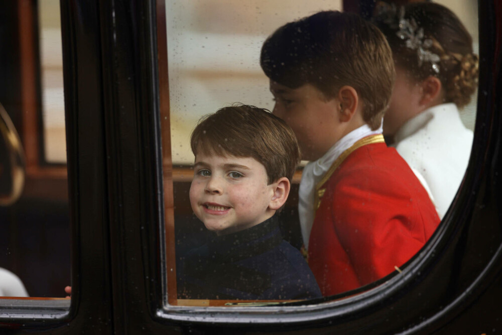 Prințul Louis a atras toate privirile la încoronarea bunicului său. Mezinul s-a măscărit în cele mai importante momente FOTO - Imaginea 12
