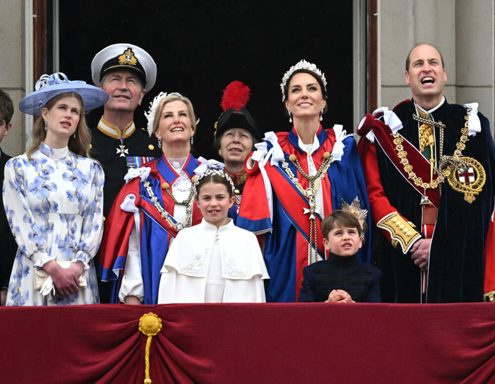 Prințul Louis a atras toate privirile la încoronarea bunicului său. Mezinul s-a măscărit în cele mai importante momente FOTO - Imaginea 13