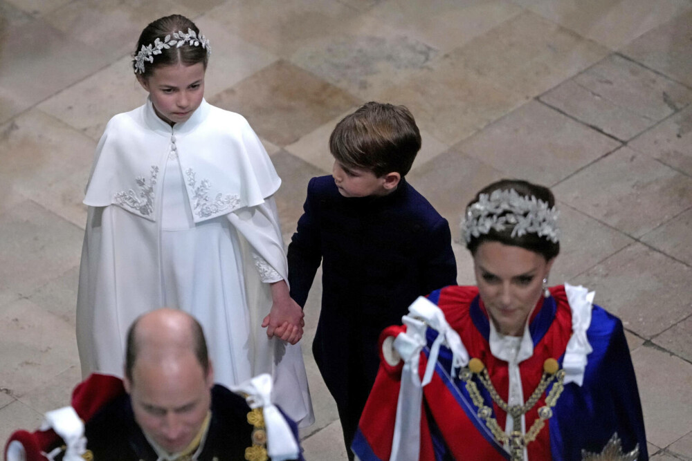 Prințul Louis a atras toate privirile la încoronarea bunicului său. Mezinul s-a măscărit în cele mai importante momente FOTO - Imaginea 14